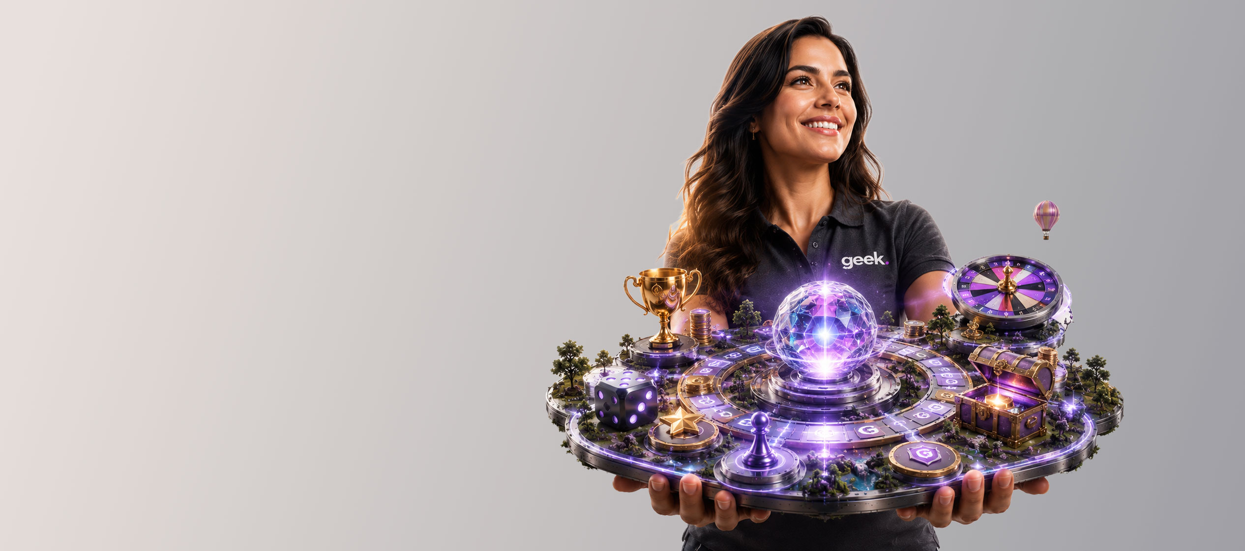 Mulher segurando um tabuleiro de gamificação com troféu, roleta da sorte, dados, baú de recompensas e peão